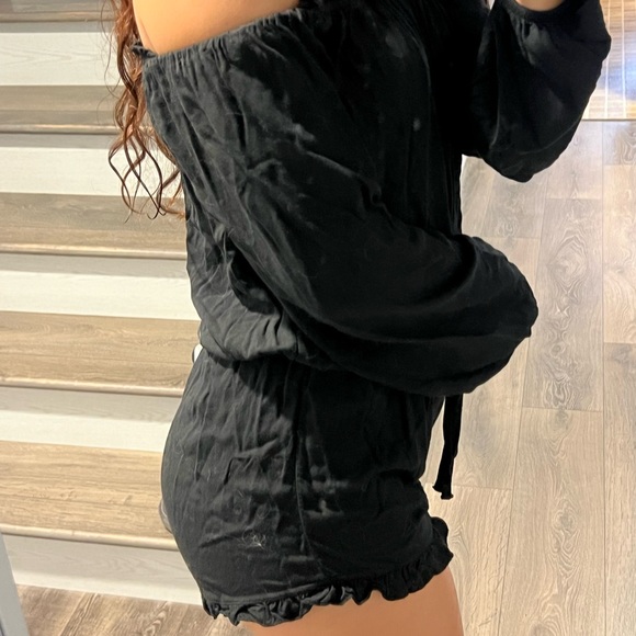 Off the shoulder flowy long sleeve short romper - Picture 4 of 5